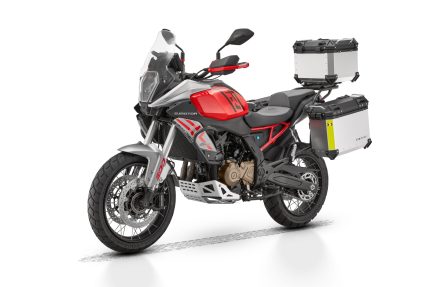 QJMOTOR SRT 600SX – pogled sprijeda iz ugla