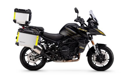 QJMOTOR SRT 900S – bočni pogled sa tri kofera