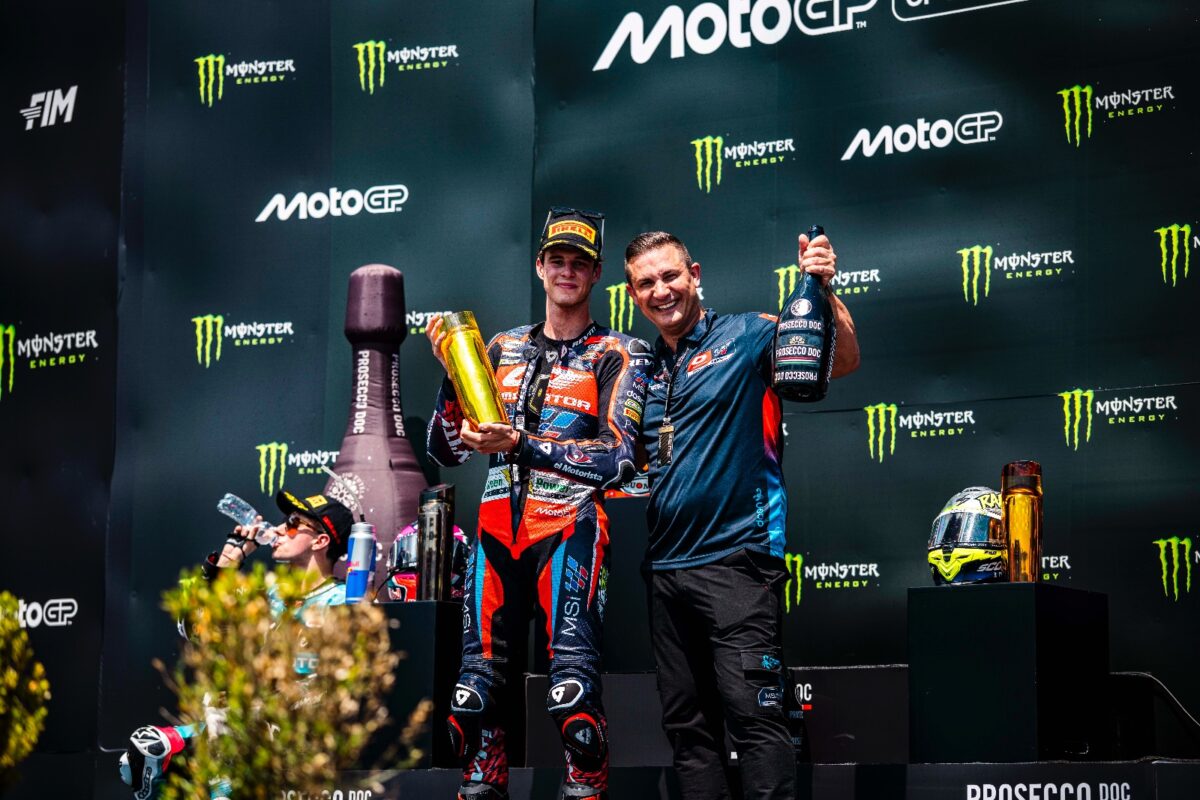Ivan Ortola sa članom QJMOTOR MSI tima na podiju u Brnu