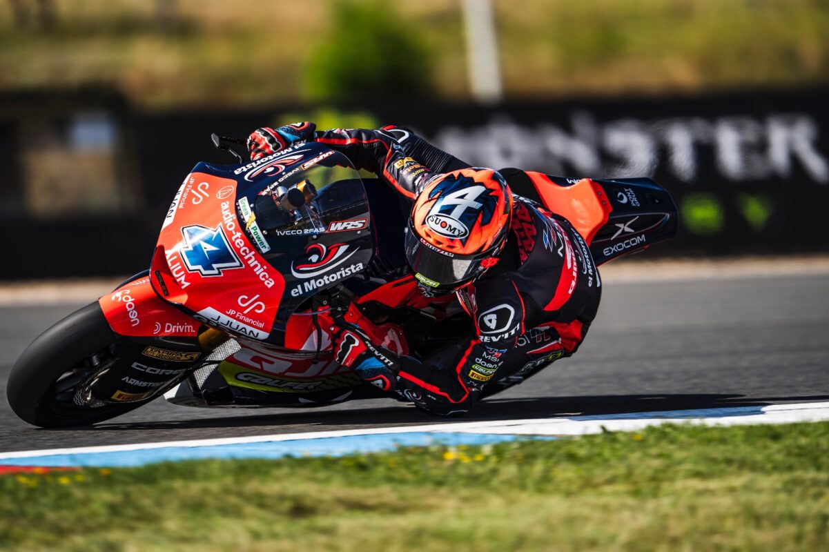 Ivan Ortola u nagibu na stazi u Brnu, Moto2 VN Češke 2026