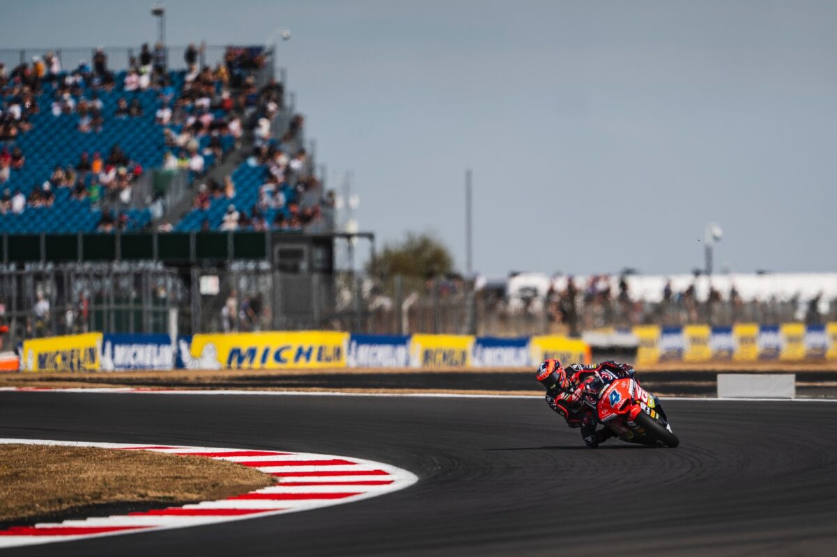 Moto2 utrka na Silverstoneu sa tribinama u pozadini