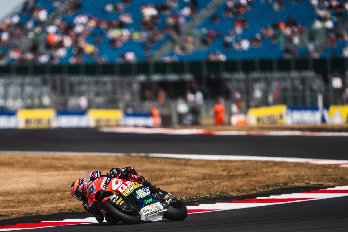 Ortola na QJMOTOR MSI motociklu ispred tribina Silverstonea