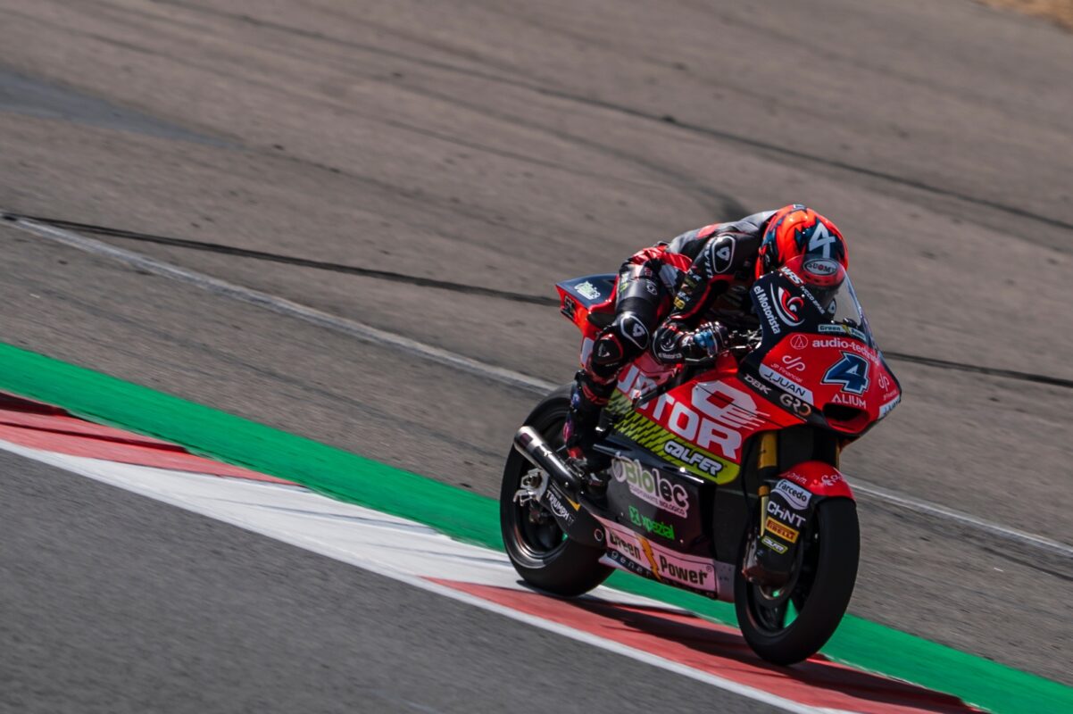 Ivan Ortola na QJMOTOR MSI Moto2 motociklu na Silverstoneu