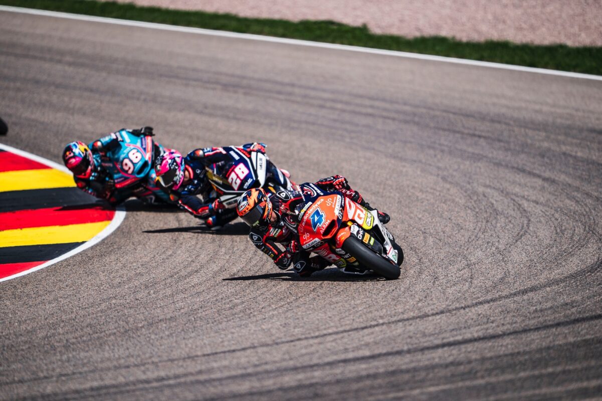 Ortola vodi grupu vozača u Moto2 utrci na Sachsenringu