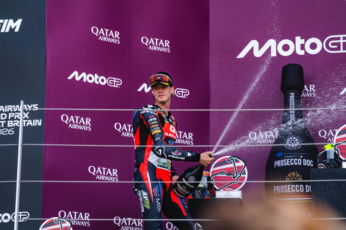Ivan Ortola na podiju Moto2 utrke na Silverstoneu sa šampanjcem