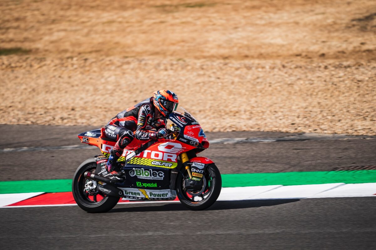 QJMOTOR MSI Moto2 motocikl u utrci na Silverstoneu