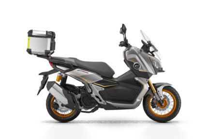 QJMOTOR ATR 125 ADV – bočni pogled sa aluminijskim gornjim koferom