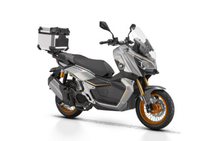 QJMOTOR ATR 200 ADV – pogled sprijeda iz ugla