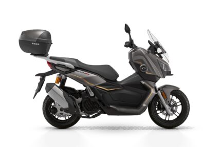 QJMOTOR ATR 200 – bočni pogled sa gornjim koferom