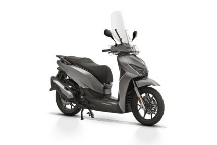 QJMOTOR SQ 350 – pogled sprijeda iz ugla, sa visokim vjetrobranom